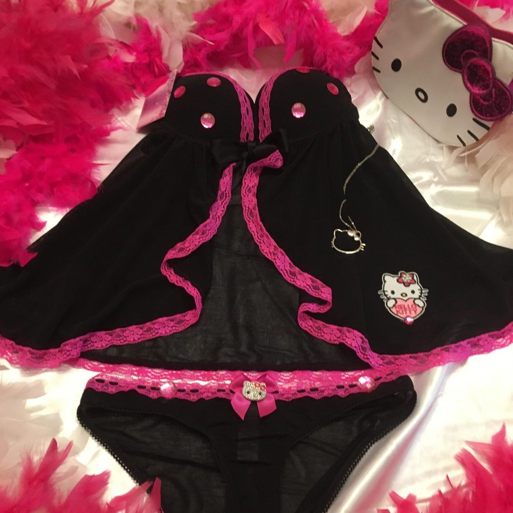 ADORABLE baby doll hello kitty  lingere set and matching necklace set!